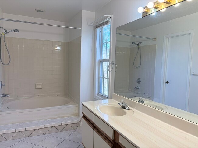 Building Photo - 1428 W Sapphire Dr