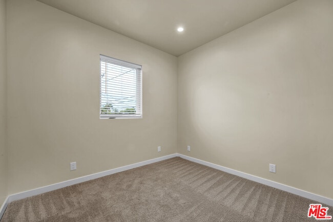 Building Photo - 6625 Duchess Dr