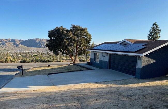 Building Photo - Great Views/3BED 2BATH/SOLAR/Move in ready