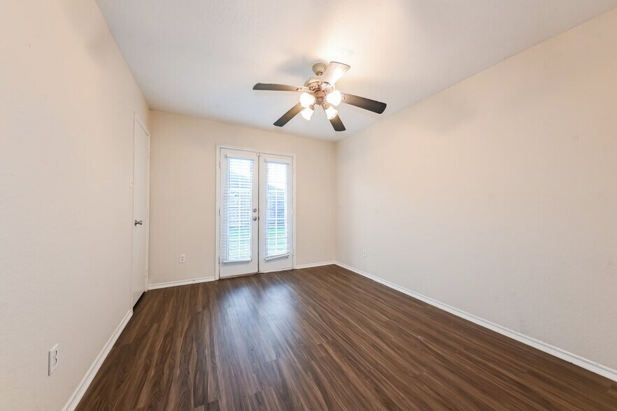 Building Photo - 1011 Caliente Dr