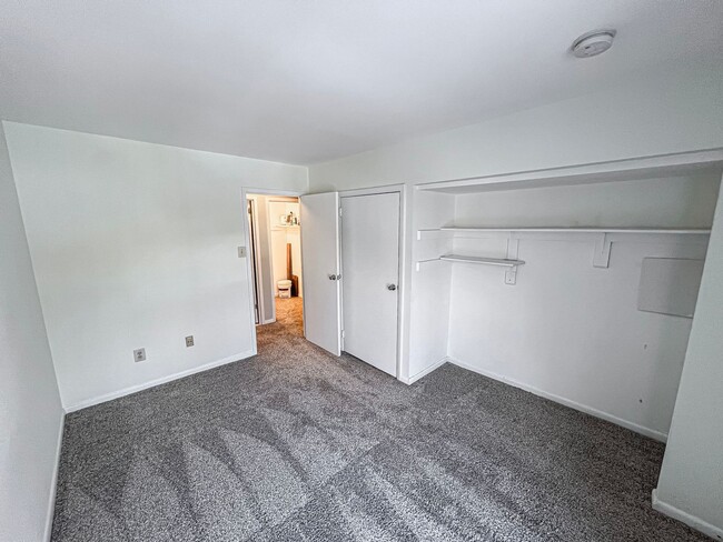 Building Photo - Sun-filled 2 Bed 1.5 Bath With Bonus Offic...