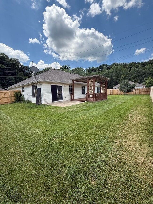 Building Photo - 3 bed 2 bath Home with fenced in backyard