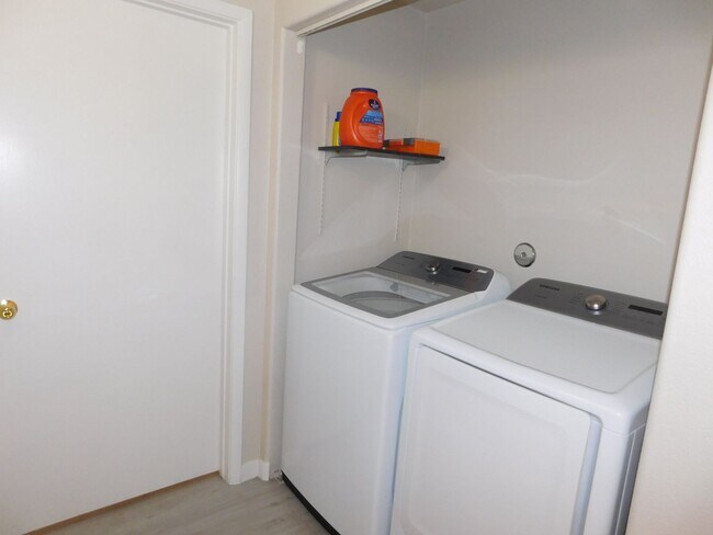 Building Photo - GORGEOUS FULLY FURNISHED 2 BEDROOM UNIT*GA...