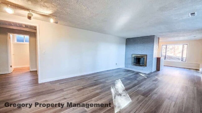 Building Photo - 10803 NE 111th Pl