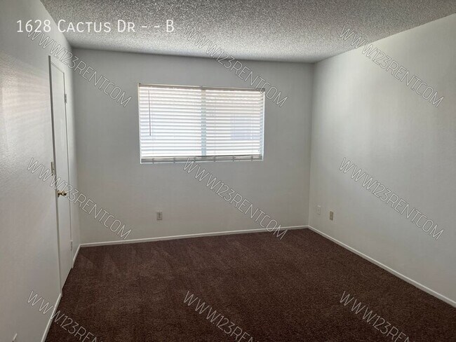 Building Photo - 1628 Cactus Dr