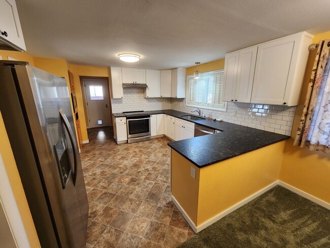 Building Photo - Large 3 bedroom home!
