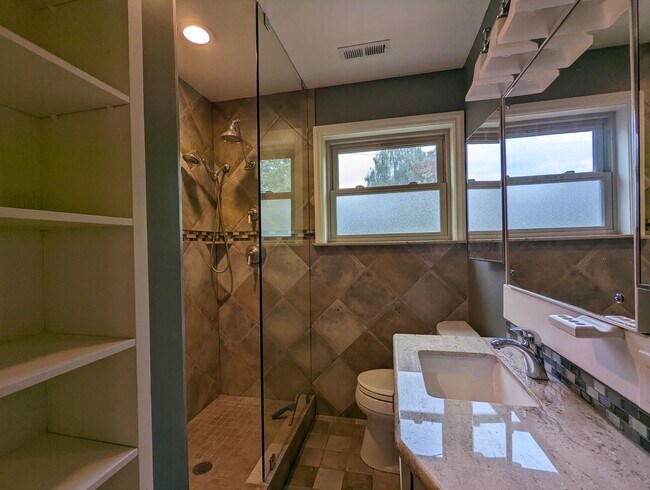 Building Photo - 4 br, 3 bath House - 2350 Boyer Ave E