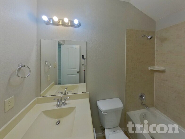 Building Photo - 605 W Grove Cir