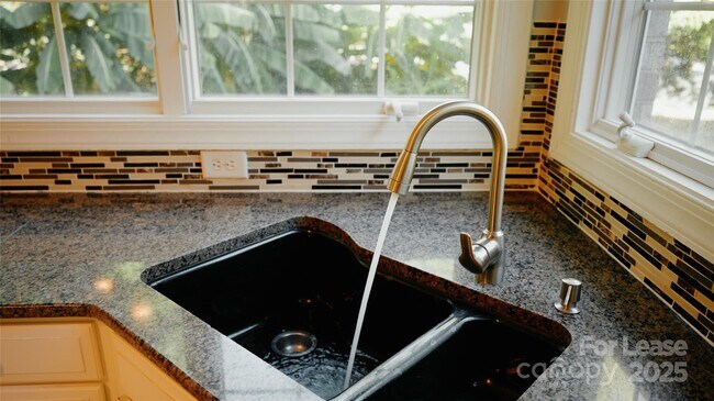 Building Photo - 12325 Summer Breeze Ct