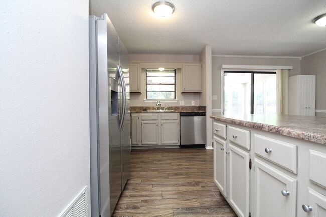 Building Photo - Updated 3/2 Brick Home in Northeast Pensac...