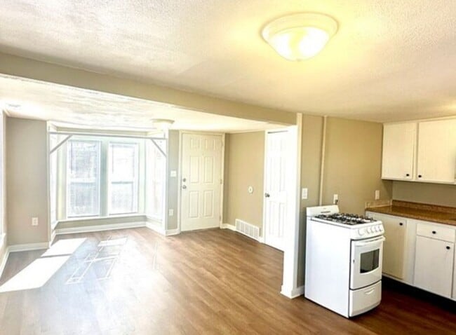 Building Photo - Spacious 1 Bedroom Apartment Ready to be y...