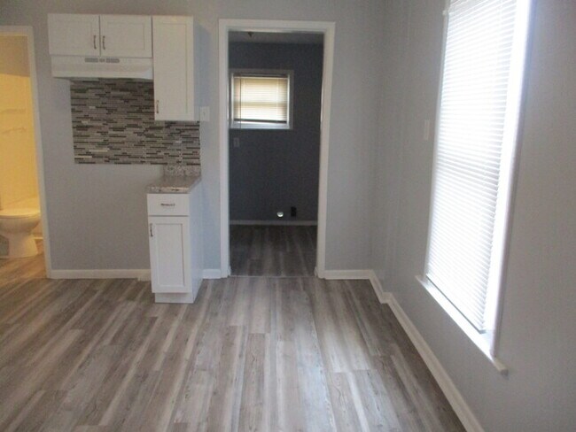 Building Photo - COMING SOON!  Updated 4 Bed 1.5 Bath Middl...