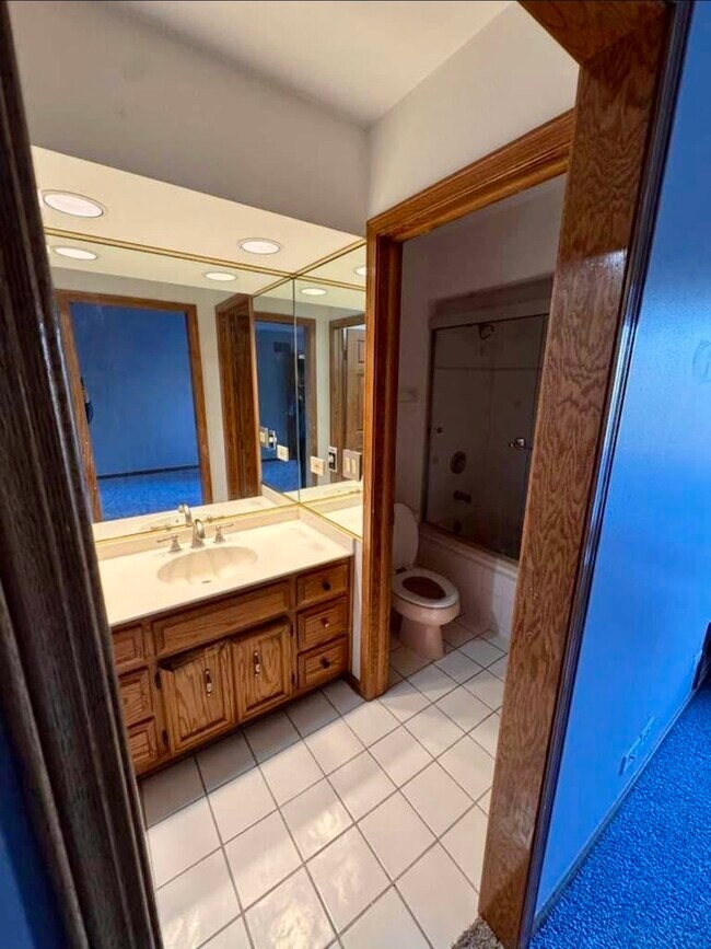 Building Photo - 8S210 Stonehedge Dr