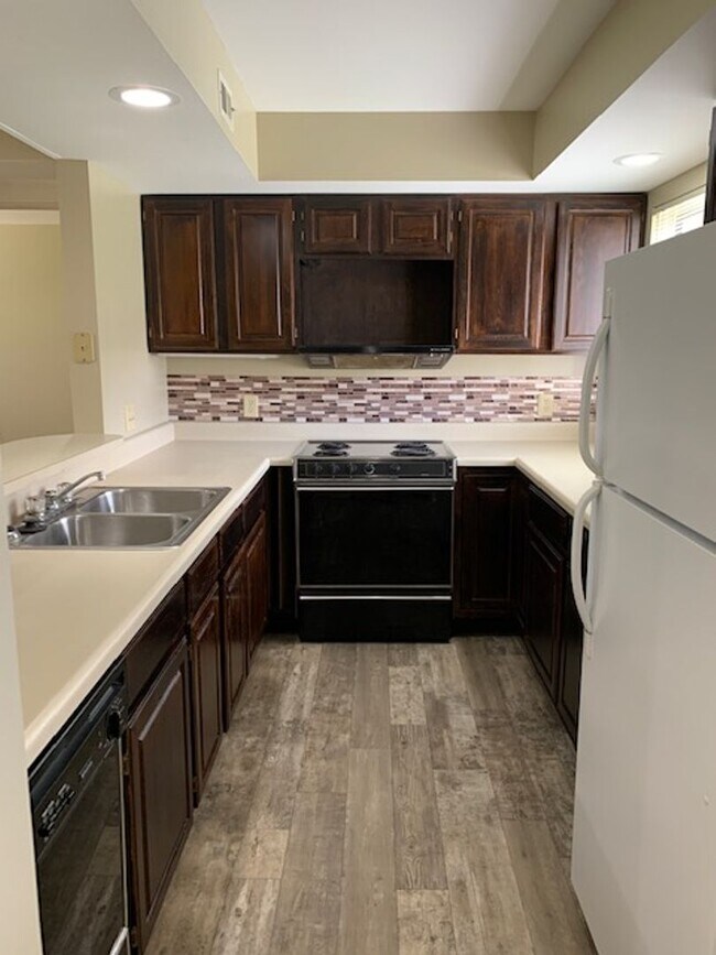 Building Photo - Sarah's Run Apartments