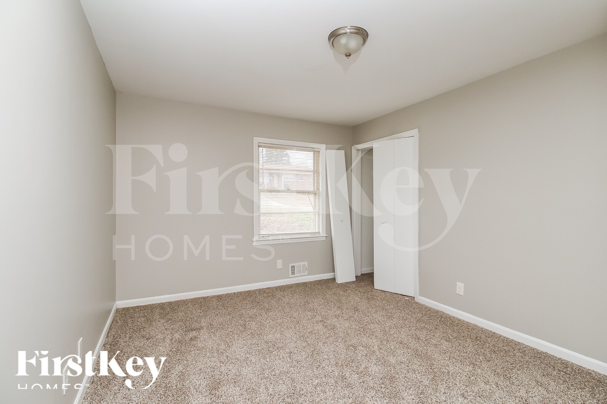 Building Photo - 2672 Lilac Dr