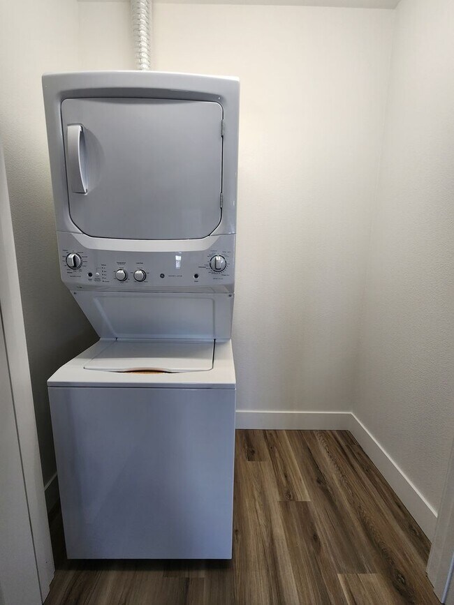 Building Photo - $500 MOVE IN SPECIAL - FREE RENT - Beautif...