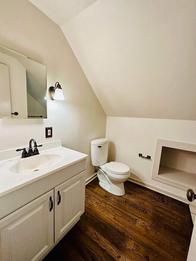 Building Photo - {8100} Picture Perfect Leawood Cottage + C...