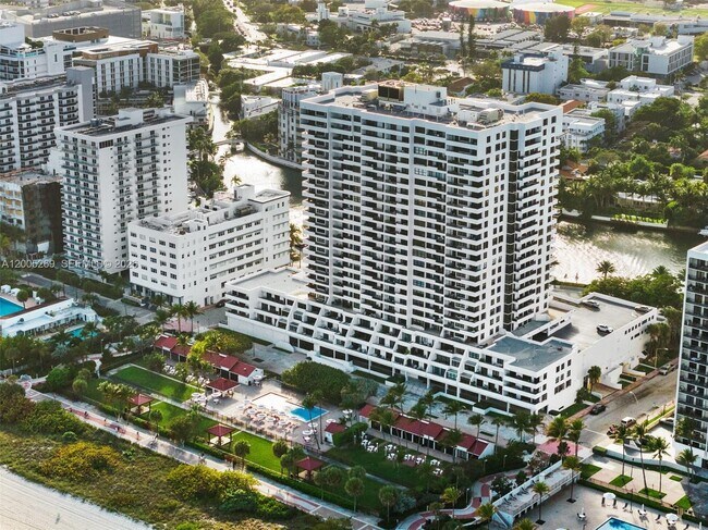 Building Photo - 2555 Collins Ave