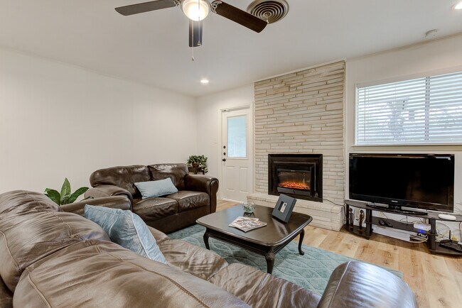 Building Photo - 502 Downshire Dr