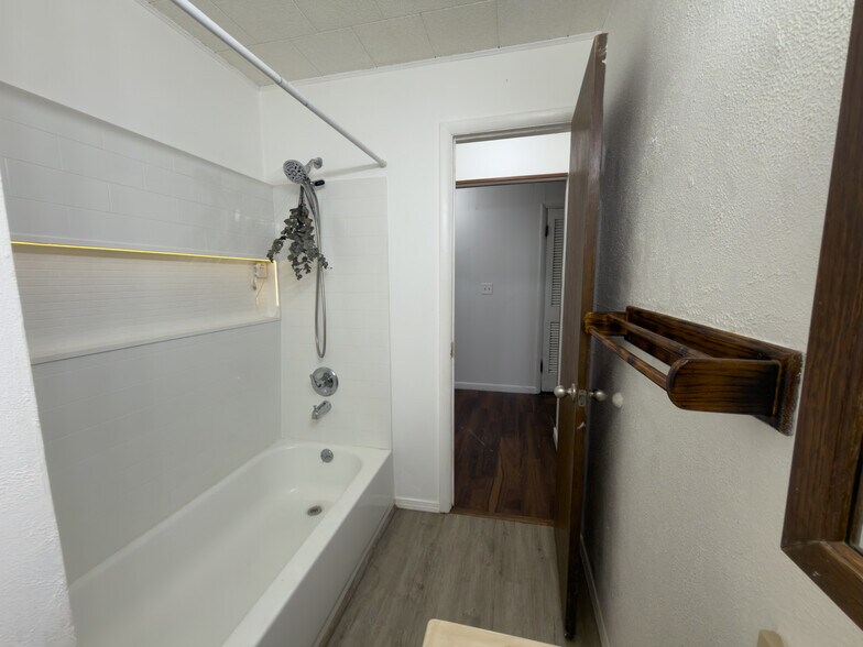 Building Photo - 2221 W 38th St N