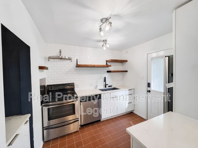 Building Photo - 4944 N Hall St