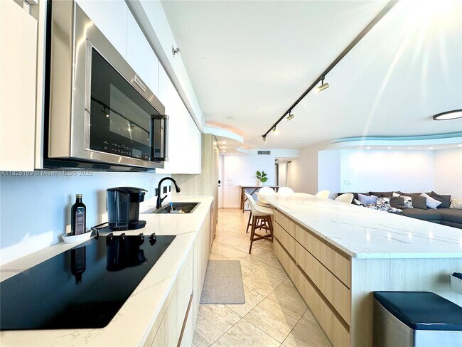 Building Photo - 15645 Collins Ave