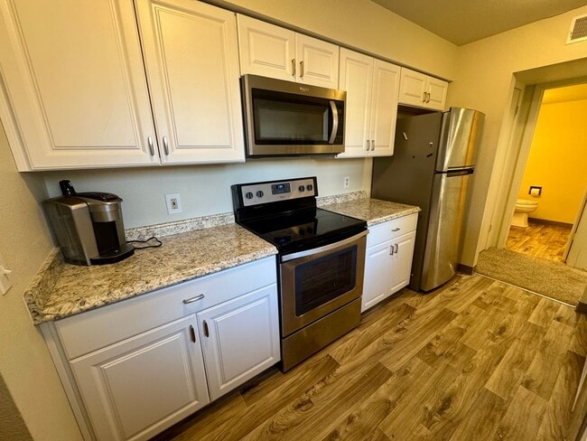 Building Photo - 2 Bedroom Townhome with Pool and Fitness Center/Centrally Located!!