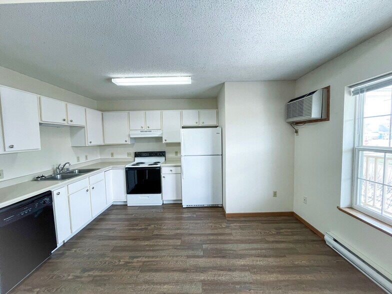 Building Photo - 627 Maple St