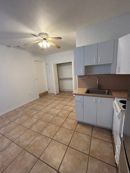 Building Photo - 2817 SW 143rd Pl