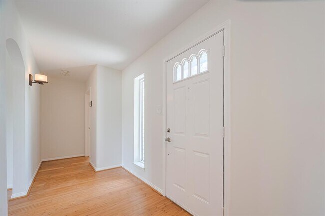 Building Photo - 5115 Kingfisher Dr