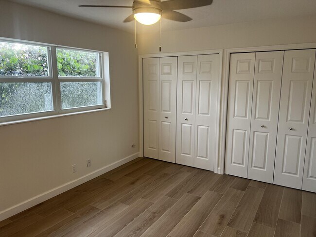 Building Photo - 609 NE 6th Ct