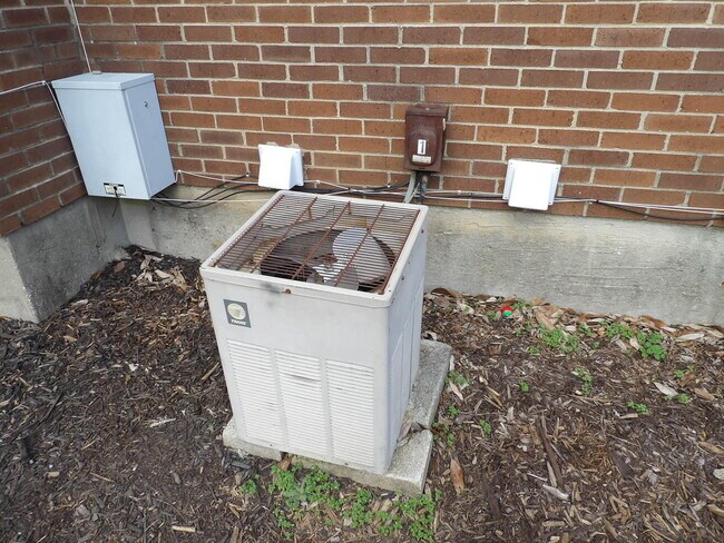 Building Photo - 902 Plaza Dr