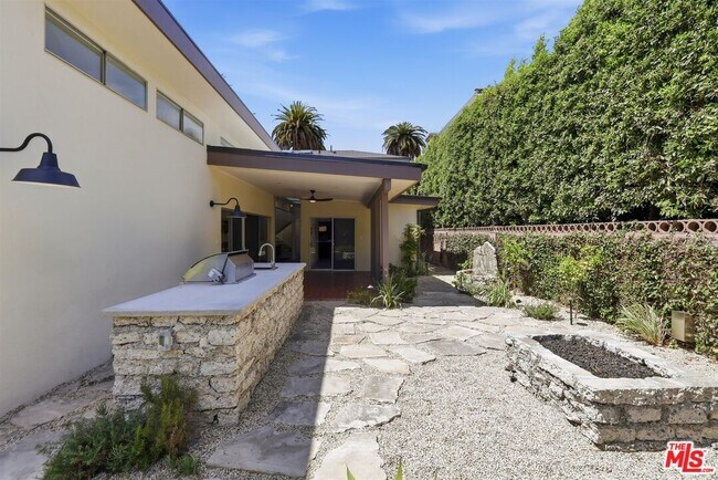 Building Photo - 444 S Windsor Blvd