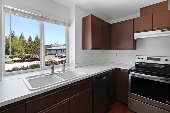 Building Photo - 2 Bed 2 Bath Condo - Assigned Parking - NAS Whidbey