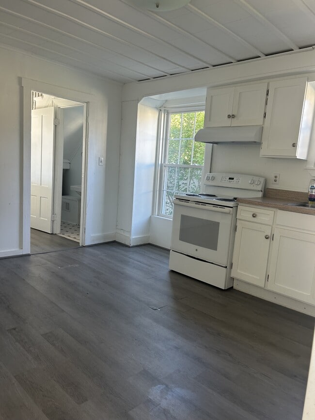 Building Photo - 11 Trinity St