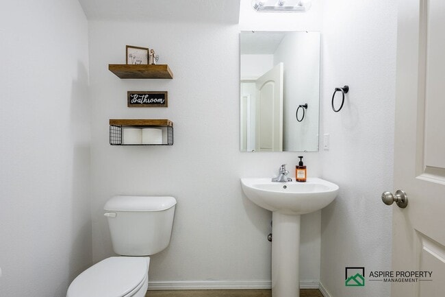 Building Photo - 3 Bed 2.5 Bath Home