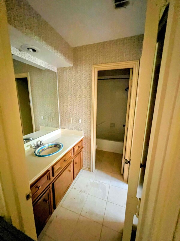 Building Photo - 1607 N Hollow Dr