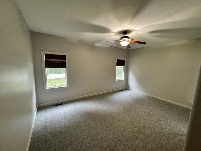 Building Photo - Large, Executive Level 5 Bedroom, 3 Bath!