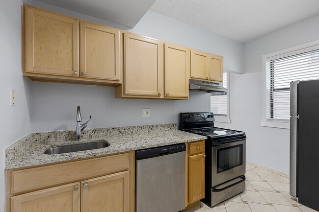 Building Photo - 4520 N Clarendon Ave