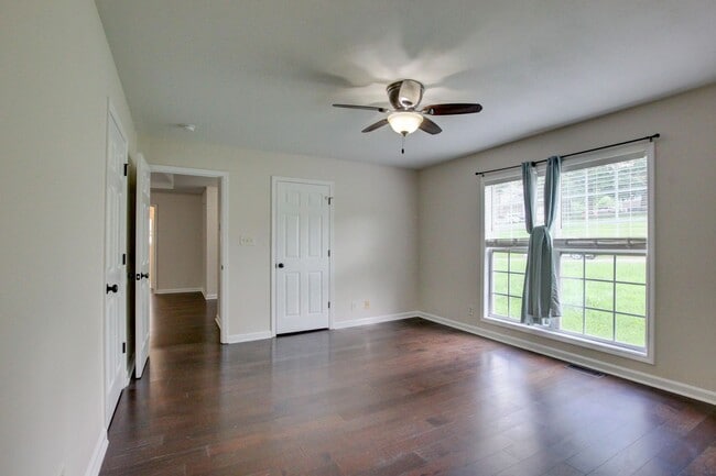 Building Photo - 3 bed 2 bath w sweet basement.  Go