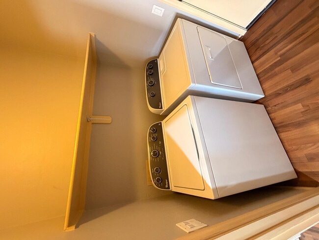 Building Photo - 6348 W Pontiac Dr