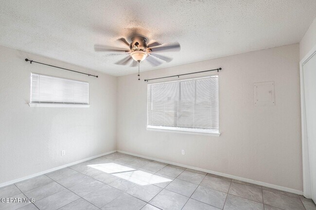Building Photo - 3048 Yarwood Dr