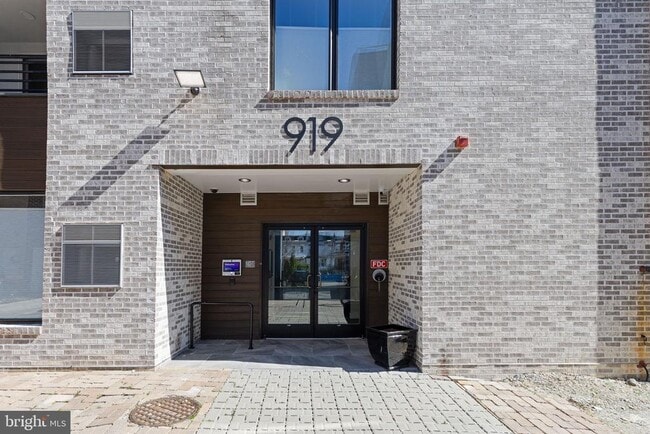 Building Photo - 919 12th St NE