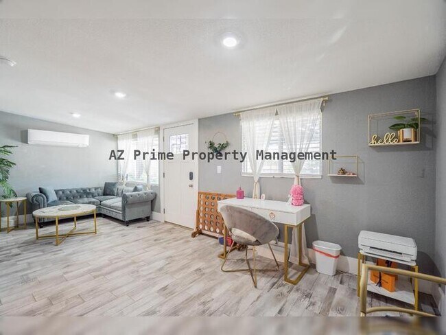 Building Photo - 1942 W Indianola Ave