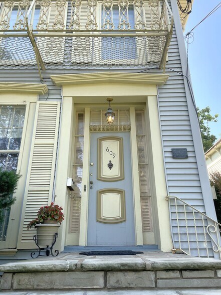 609 W. Water Entry - 609 W Water St