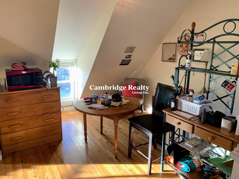 Building Photo - 70 Craigie St