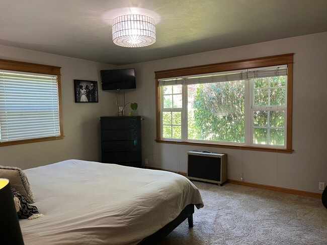 Building Photo - Beautiful custom 3 bedroom 2 bath house in...