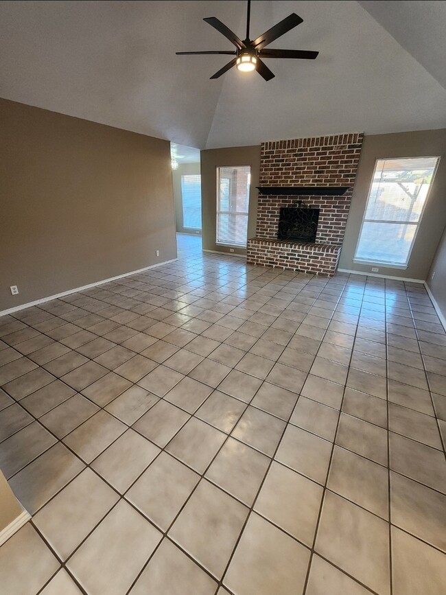 Building Photo - 3 bed 2 bath 2 car garage