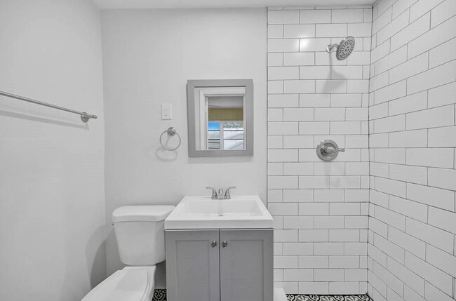 Building Photo - 916 NE 18th St