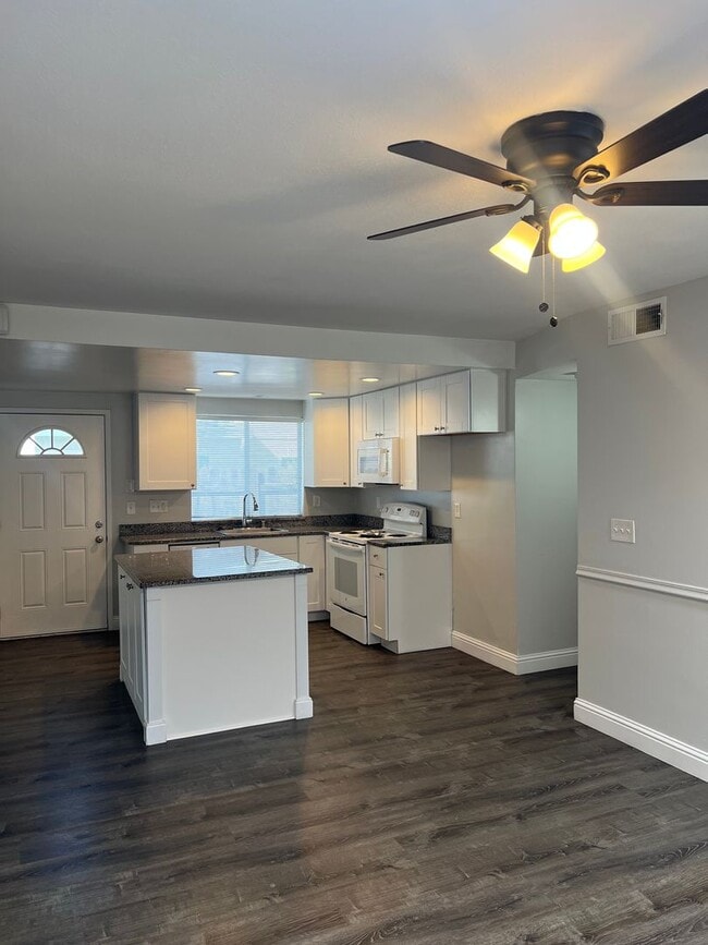 Building Photo - NICE 2 BEDROOM DUPLEX W/ 2 CAR GARAGE!